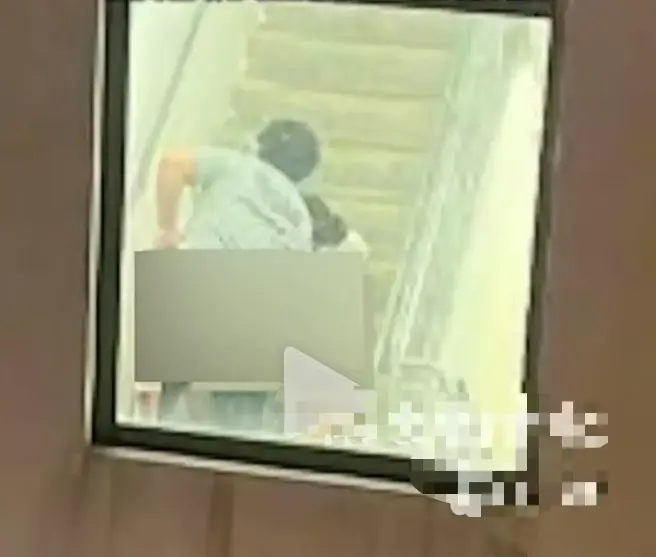 《香港情侣事件》 · 无删减楼梯间全记录 · 高清在线 · 1080P画质 · 元朗情侣亲密瞬间